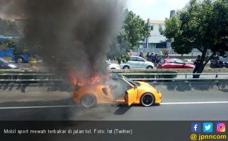 Mobil Sport Mewah Hangus Terbakar di Tol Slipi - JPNN.com