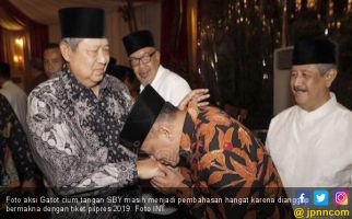Cium Tangan Presiden Berkah Jadi Kepala Negara - JPNN.com