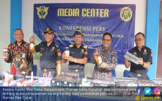 Bea Cukai Banjarmasin Memusnahkan Rokok dan Miras Ilegal - JPNN.com