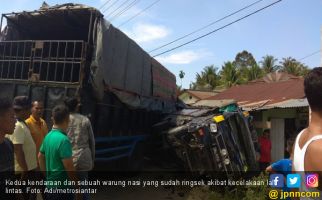 Elakkan Pemotor, Truk Hantam L-300 dan Warung, Rusak Parah - JPNN.com