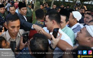 Ribuan Orang Rela Antre Demi Bersalaman dengan Pak Jokowi - JPNN.com