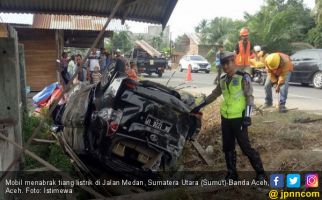Sopir Ngantuk, Avanza Tabrak Tiang Listrik di Lhoksukon - JPNN.com