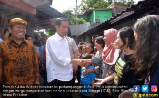 Saat Lebaran, Presiden Jokowi Menyapa Warga di Perkampungan - JPNN.com