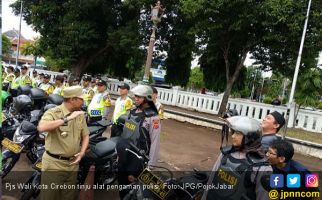 Pjs Wali Kota Cirebon Layangkan Tinju ke Personel Polisi - JPNN.com