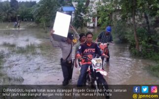 Banjir Selutut, Brigadir Cecep Panggul Kotak Suara ke TPS - JPNN.com