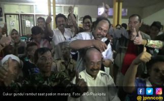 Paslon Menang, Pendukung Kompak Cukur Gundul Rambut - JPNN.com