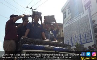 Pendukung Tiga Paslon Paksa Komisioner Panwaslu Bersumpah - JPNN.com