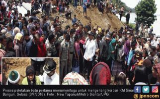 Tangisan Keluarga Iringi Peletakan Batu Pertama Monumen - JPNN.com