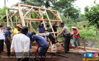 Polres Ciamis Bedah Rumah Warga Lumpuh Berusia 100 Tahun - JPNN.com