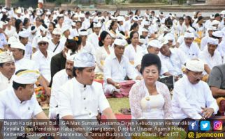 Ribuan Siswa di Karangasem Bali Lakukan Upacara Pawintenan - JPNN.com