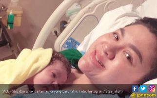 Tak Pakai Pengasuh Bayi, Vicky Shu: Penasaran jadi Orang Tua - JPNN.com