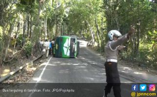 Bus Rombongan Hajatan Terguling di Tanjakan - JPNN.com