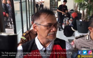 Tio Pakusadewo Jalani Rapid Test Corona Sebelum Ditahan, Ini Hasilnya - JPNN.com