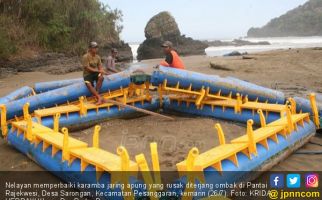 Ombak Laut Selatan Ganas, 3 Perahu Hilang, Keramba Hancur - JPNN.com