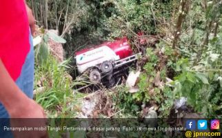 Mobil Tanki Pertamina Terjun Bebas ke Jurang di Deliserdang - JPNN.com