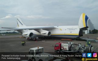 Lihat, Antonov Mendarat di Batam, Mau Angkut Pipa ke Nigeria - JPNN.com