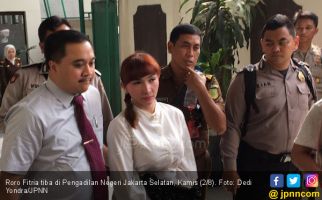 Hadiri Pemakaman Ibunda, Roro Fitria Dikawal Polisi - JPNN.com