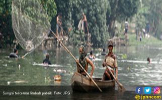 Limbah Pabrik Makanan Kotori Sungai di Surabaya - JPNN.com