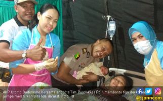 Terharu..Tim Polri Bantu Persalinan 3 Korban Gempa Lombok - JPNN.com