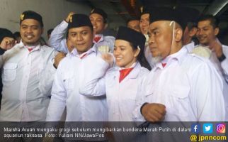 Marsha Aruan Grogi Kibarkan Bendera dalam Akuarium Raksasa - JPNN.com