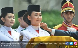 Cerita Tarrisa saat Detik-detik Terima Bendera dari Jokowi - JPNN.com