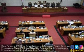Ketua DPRD Batam Gebrak Meja di Rapat Paripurna Bea Gerbang - JPNN.com