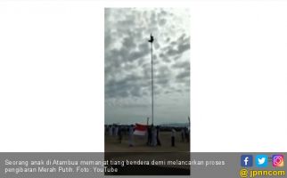 Aksi Heroik Anak Atambua Panjat Tiang Bendera saat Upacara - JPNN.com