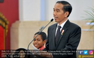 Dialog Presiden Jokowi dan Joni Si Pemanjat Tiang Bendera - JPNN.com