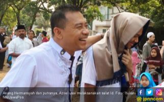 Salat Id Dekat Rumah, Anang Hermansyah Hanya Ditemani Azriel - JPNN.com