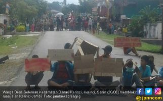 Warga Desa Seleman Blokir Jalan Tuntut Tersangka Dibebaskan - JPNN.com