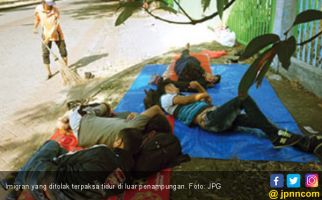 Ditolak, Imigran Tetap Tidur di Luar Rusun Pengungsian - JPNN.com