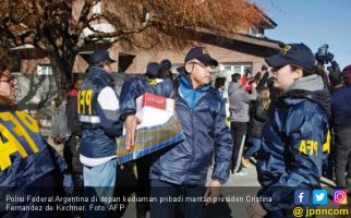 Rumah Mantan Presiden Argentina Diacak-acak Polisi - JPNN.com