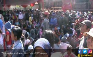 Ribuan Orang Berdesakan Rebutan Sembako Gratis - JPNN.com