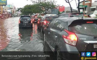 4 Cara Berkendara Aman Saat Musim Hujan, Nomor 2 Jarang Tahu - JPNN.com