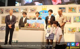 Gadis Asal Surabaya Juara Dunia Melukis Mobil Toyota - JPNN.com
