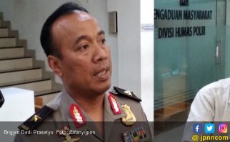 Polisi Papua Tegur Anggotanya yang Interogasi Tahanan dengan Ular - JPNN.com