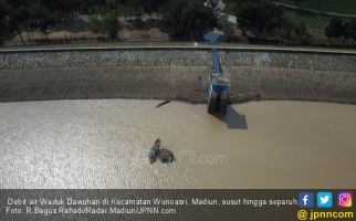 Debit Air Waduk Menyusut, Warga Panen Ikan - JPNN.com