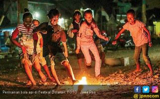 Serunya Main Bola Api di Festival Kampung Dolanan - JPNN.com