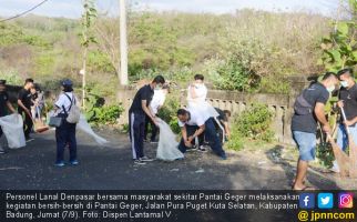 Peduli Lingkungan, Lanal Denpasar Membersihkan Pantai Geger - JPNN.com