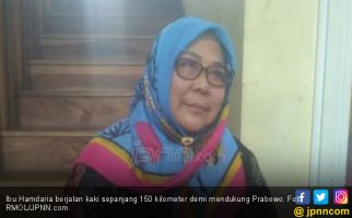 Demi Prabowo, Ibu Ini Rela Jalan Kaki 150 Kilo - JPNN.com