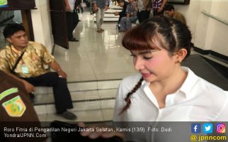 Roro Fitria Kini Lebih Ceria Jalani Sidang Narkoba - JPNN.com