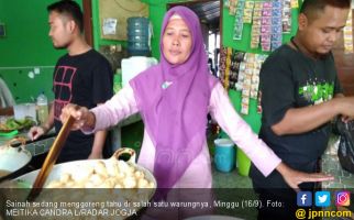 Sainah Jualan Bakso Tusuk, Omzet Bisa Rp 150 Juta per Bulan - JPNN.com