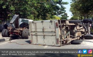 Mobil Boks Tabrak Median Jalan, Kernet Tergencet, Sopir Lari - JPNN.com