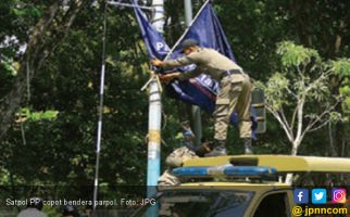 Satpol PP Copot Paksa Bendera Parpol di Jalan - JPNN.com