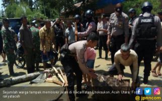 Protes Tanggul Sungai Jebol, Warga Aceh Utara Blokir Jalan - JPNN.com