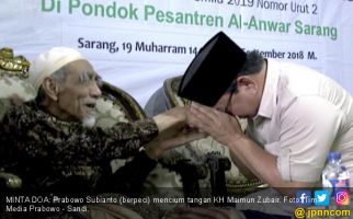 Ucapan Dukacita Prabowo Mendengar Kabar Mbah Moen Meninggal Dunia - JPNN.com