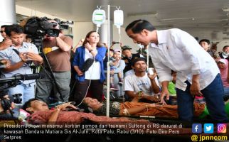 Mendarat di Palu, Jokowi Langsung Temui Korban di RS Darurat - JPNN.com
