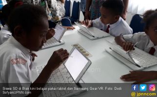 Keren! SD di Biak Belajar Pakai Tablet dan Samsung Gear VR - JPNN.com