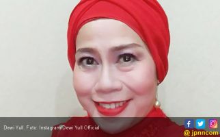 Keren, Putra Dewi Yull Ajari Jokowi Bahasa Isyarat - JPNN.com