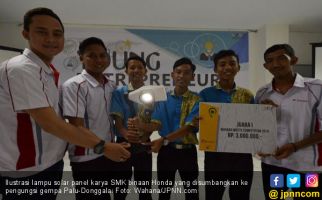 Lampu Solar Panel SMK Binaan Honda Bantu Terangi Palu - JPNN.com